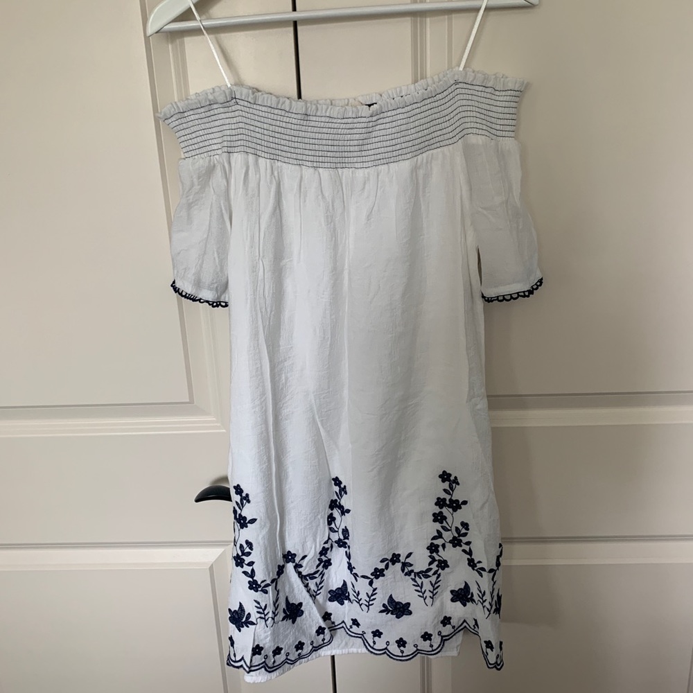Altar’d State Off-the-shoulder Flow Dress (White)